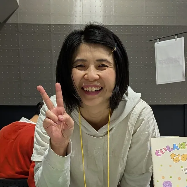 イベント会場で笑顔でピースをするNodoka